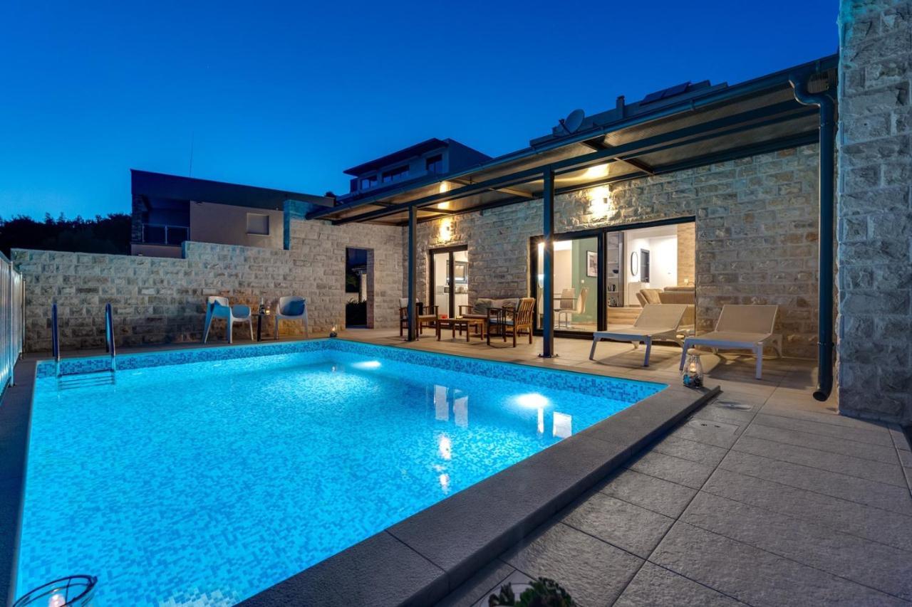 Villa Oslo - Luxury Place With Sea Views & Heated Pool, 300M Far From Sandy Beach Omiš Exterior foto